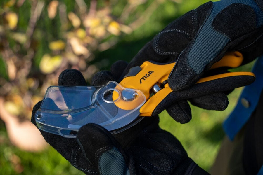 manual pruning shear and saw - bypass pruning shears
