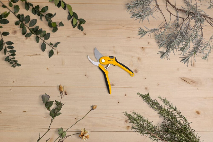 manual pruning shear and saw - bypass pruning shears